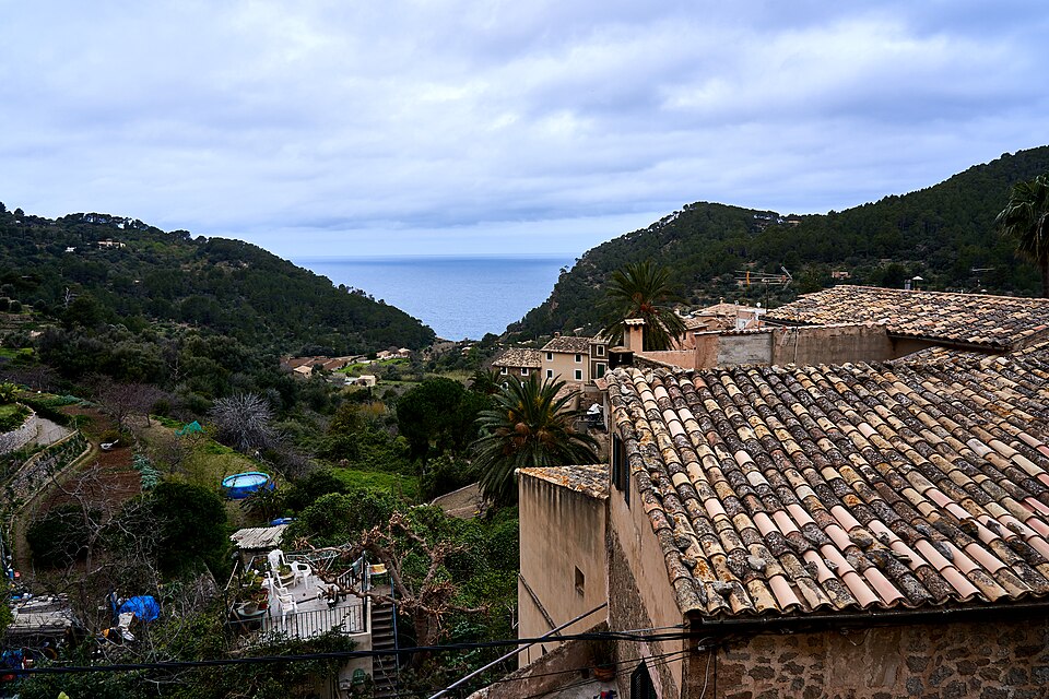 Das grüne Tal von Estellencs auf Mallorca mit Blick auf das Mittelmeer