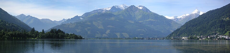 Zell am See und der Zeller See im SalzburgerLand vor den Bergen